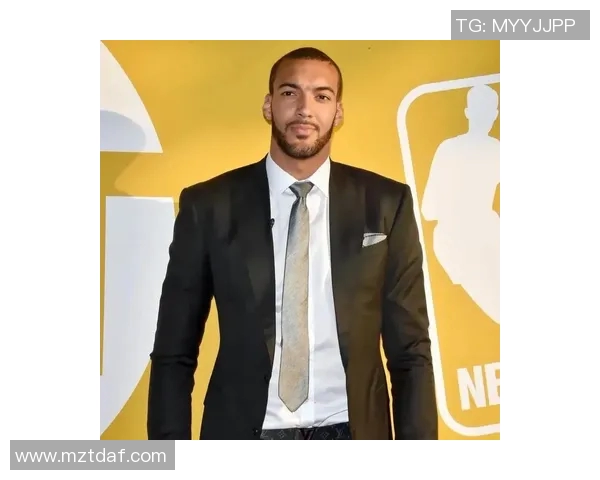 法国足球明星身着西装的魅力瞬间展现优雅风范与运动精神的完美结合