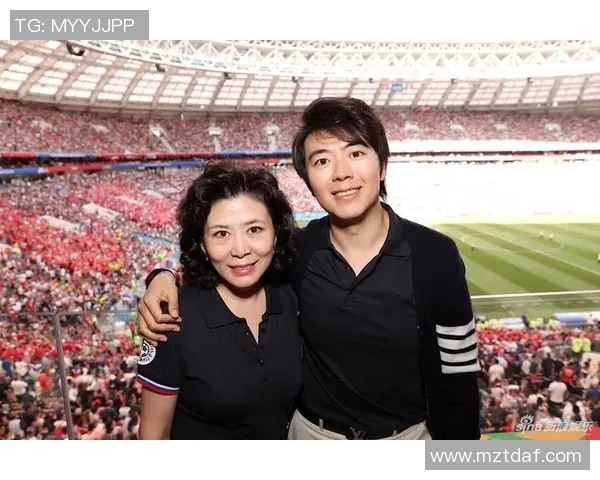 足球明星与女粉丝亲密互动分享生活趣事引发热议